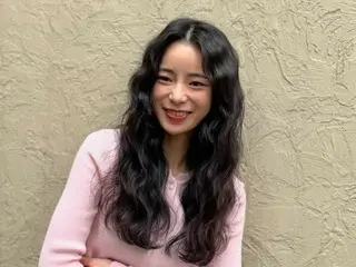 Aktris Lim JiYeon memiliki senyuman unik yang membuatnya tersenyum... dia sangat kurus sehingga dia terlihat seperti bisa terbang jika angin bertiup