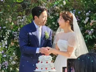“Orang yang menikah pertama di grup” “Girl’s Day” Seo Jin dan aktor Lee Dong Hwa mengadakan pernikahan luar ruangan seperti di film... Yura dan Mina juga merayakannya