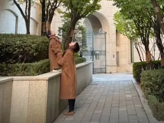 Choi Ji Woo berjalan-jalan dengan putrinya dengan pakaian serasi...Putri yang menggemaskan
