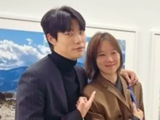 Orang di sebelahnya bukanlah suaminya...Aktris Kong Hyo Jin mendukung pameran foto aktor "teman baiknya" Ryu Jun Yeol