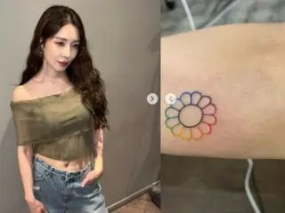 BoA memperlihatkan tato baru...bunga yang diukir rapi di lengannya