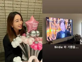 Aktris Lee Min Jung, yang saat ini sedang mengandung anak keduanya dan akan melahirkan bulan depan, mengucapkan selamat kepada suaminya Lee Byung Hun atas penghargaan tersebut, mendoakan kebahagiaannya bersama Birdie dari rumah.