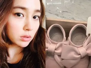 Aktris Lee Min Jung tersentuh dengan hadiah yang ia terima untuk putrinya yang baru lahir... "Ini pertama kalinya aku memakai warna pink yang emosional"