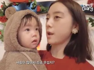 Hyerim (mantan Wonder Girls) khawatir dengan putranya yang mulai menangis saat melihatnya mengenakan kostum Santa, ``Jangan terlalu dekat.''