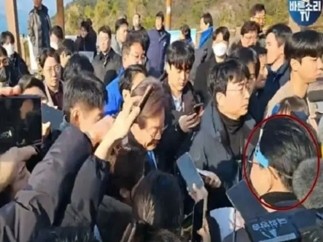 キム容疑者（右下）が李在明共に民主党代表に接近している様子