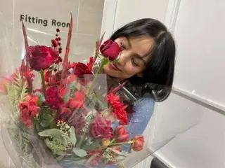 Lee Hyo Ri, foto terbaru dari rekaman pertama program baru "Red Carpet"... Apakah lebih elegan dari pada karangan bunga? senyum tersenyum