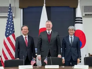 Jepang, Amerika Serikat, dan Korea Selatan menegaskan kembali ``tanggapan bersama terhadap senjata nuklir Korea Utara'' dan ``penentangan terhadap klaim teritorial ilegal Tiongkok di Laut Cina Selatan.''