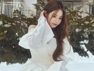 "MAMAMOO" Solar akan comeback pada tanggal 18...Dia memamerkan gaun putih bersih di halte bus bersalju