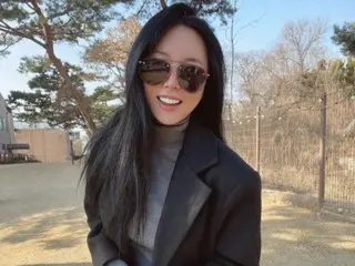 Penyanyi Hong JinYoung, memakai kacamata hitam tanpa riasan