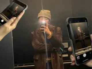 G-DRAGON (BIGBANG) masih menjadi ikon fesyen...Bahkan selfie-nya di cermin pun bergaya