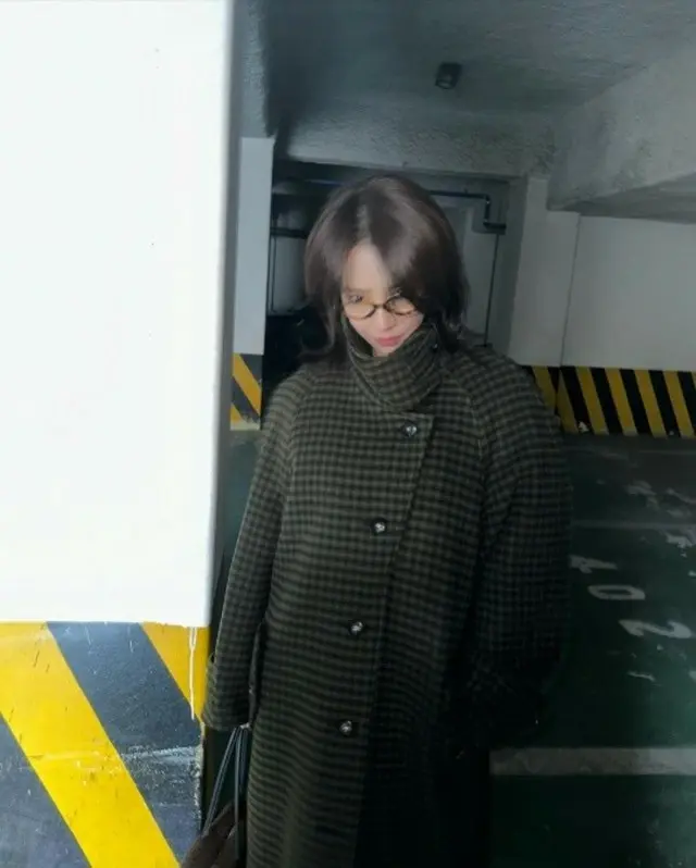 女優ソン・ジヒョ、メガネで一層トレンディに...ミディアムボブの女神