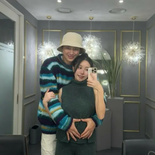 歌手イ・ジフン、妊娠中のアヤネさんのお腹を優しく包んで「カップルルームで産前ケア」…スイートな日常公開
