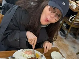 Aktris Choi Ji Woo menyembuhkan hanya dengan potongan daging babi...Kecantikan yang tidak dapat disembunyikan bahkan dengan topi dan kacamata