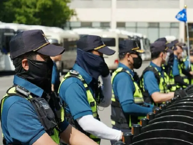 ソウル警察庁機動隊の隊員たちが違法集会対応訓練をしている様子
