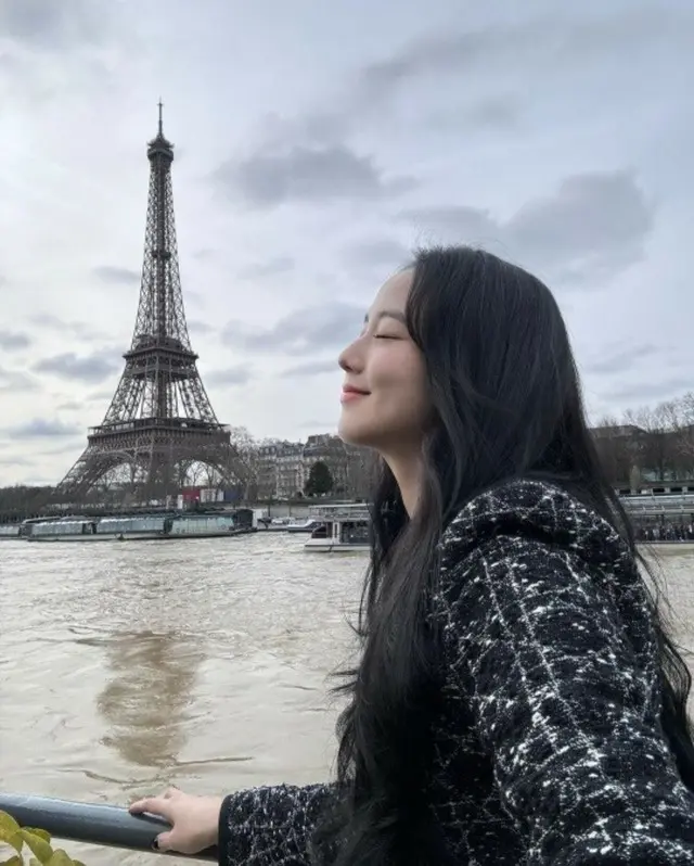 「BLACKPINK」JISOO、独り立ち後さらに綺麗に...パリを輝かせる美貌