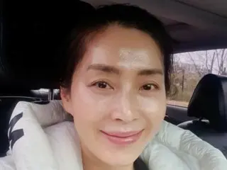 Aktris Song Yun Ah mengambil selfie yang tidak terlihat bagus... Aktris Kim Hee Sun berkomentar, "Wanita ini menyita ponsel saya."