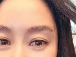 Aktris “Super close-up selfie” Kim Hye Soo menggandakan kecantikannya dengan rambut lurus panjang... Kecantikannya yang menawan mengejutkan meskipun wajahnya kecil