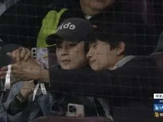 Pasangan Jisung dan Lee Bo Young ketahuan sedang berkencan menonton pertandingan pembukaan MLB... Suasana "mesra" mereka tertangkap kamera langsung