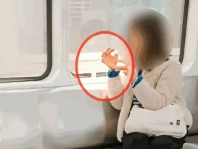 「臭い」 地下鉄でマニキュアを塗る乗客…「姿勢まで変えて」＝韓国