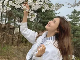 Aktris Lee Da Hae, suami SE7EN dan teman kencan melihat bunga sakura⁉