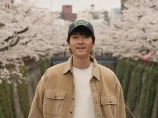 “Eh, kamu di sana?” Aktor Song Joong Ki bepergian ke Jepang bersama istrinya Katie dan putranya… Momen yang lebih indah dari bunga sakura