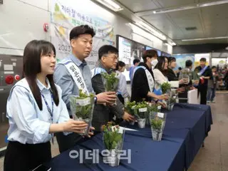 Perusahaan Transportasi Seoul membagikan 1.000 pot bunga gratis di Stasiun Gwanghwamun pada tanggal 16