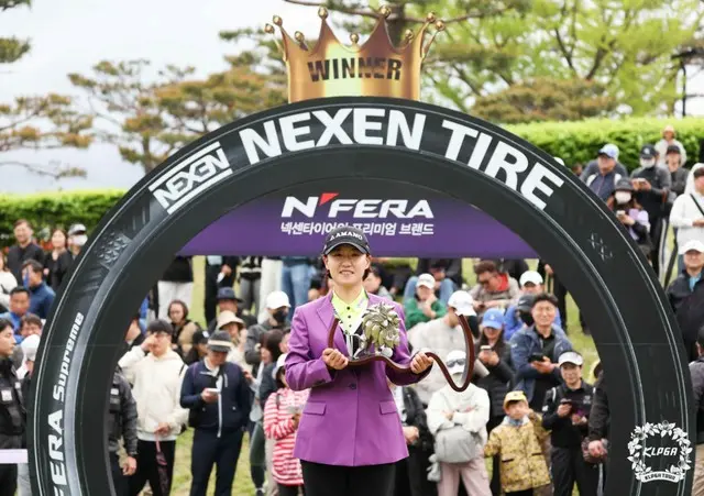 優勝トロフィーを手にした大会2連覇のチェ・ウヌ（写真提供：KLPGA）