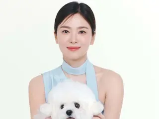 Aktris Song Hye Kyo memamerkan kecantikan murninya sambil menggendong anjing kesayangannya...sebuah visual "dewi" yang tidak realistis