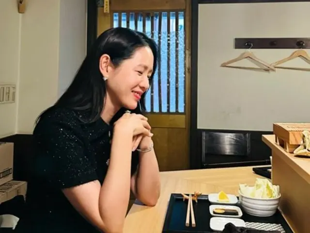 “Mungkin adegan dari Jepang?” Aktris Son Ye Jin, seorang dewi yang tersenyum lembut di depan makanan lezat… Mengapa dia begitu menggemaskan?