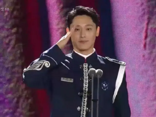 Aktor Lee Do Hyun, yang saat ini sedang menjalani wajib militer di Angkatan Udara, menyebutkan pacarnya saat ini setelah memenangkan Penghargaan Pendatang Baru Pria dalam kategori film... “Terima kasih, Jiyoung” = “Baeksang Arts Awards”