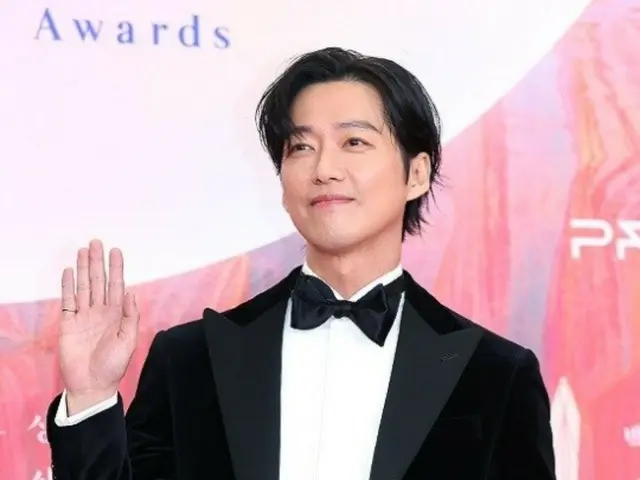 '60th Baeksang Arts Awards' Nam Goong Min mengalahkan Ryu Seung Ryong & Kim Soo Hyun untuk memenangkan Penghargaan Akting Terbaik...Terima kasih kepada penulis naskah 'Lover'