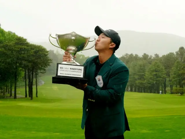 優勝トロフィーを手にしたキム・ホンテク（写真：大会組織委員会）