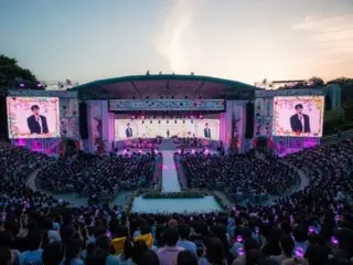 Konser Sung Si Kyung adalah kisah menyentuh yang bertahan meski cuaca hujan...Penampilan ke-11 "Celebration Song" sukses