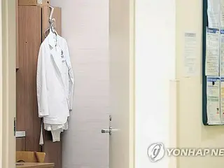 Pasokan dokter akan turun tajam tahun depan karena penarikan peserta pelatihan dan penolakan siswa sekolah kedokteran untuk mengambil kelas = Korea Selatan