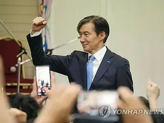 Mantan menteri kehakiman Korea Selatan Cho Kuk mengunjungi Dokdo pada tanggal 13 untuk mengeluarkan pernyataan yang mengkritik diplomasi pemerintahan Yun terhadap Jepang
