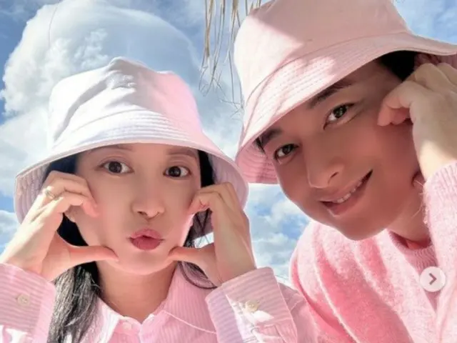 Penyanyi Lee Ji Hoon dan Ayane, yang menjadi perbincangan setelah mengumumkan kehamilan mereka, melakukan perjalanan pranatal ke Jeju... Mereka memamerkan pipi mereka dengan tampilan pasangan berwarna merah muda