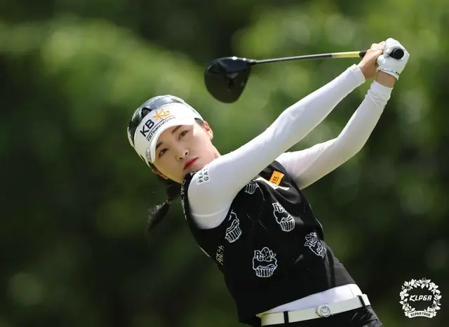 4番ホールでティーショットを打つイ・イェウォン（写真：KLPGA）