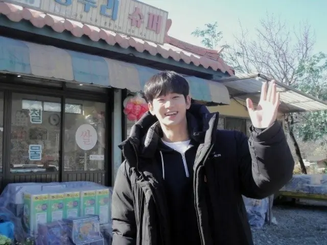 Aktor Kim Soo Hyun, 'Baek HyunWoo' di depan supermarket Yongdu-ri... Senyum manis 'di belakang foto' dirilis
