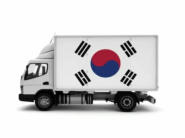 Kendaraan barang kelebihan muatan berjalan di jalan tol dengan muatan kontainer 6 meter - Korea Selatan