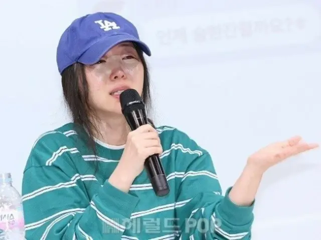 Kali ini, pihak Min Hee Jin membantah dengan mengatakan bahwa "New Jeans" adalah "album yang tidak bisa diremehkan" dan sesi tanda tangan penggemar tambahan "tidak ada hubungannya dengan volume pertama"