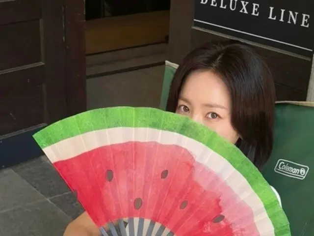 Aktris Han Ji Min memancarkan pesona nakal dan manis dengan penggemar semangka