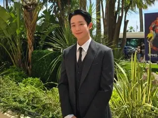 Jung HaeIn memasuki Cannes untuk pertama kalinya dalam hidupnya...Dia terlihat lebih tampan dengan dahinya terbuka