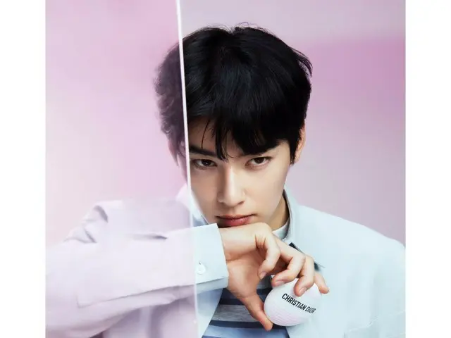 ``ASTRO'' Cha Eun Woo, pangeran Dior yang tampil cantik dalam balutan warna pink