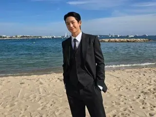 Jung HaeIn, pria tampan yang muncul di pantai di Cannes... Dia tidak pernah terlihat begitu sempurna dalam balutan setelan jas.