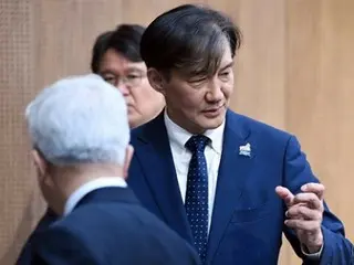 Cho Kuk, ketua Partai Revolusi Tanah Air, ``Apa yang dilakukan Presiden Yoon Seok-yeo adalah kediktatoran...Dia hanya dikelilingi oleh jaksa, teman minum, dan orang-orang sayap kanan.'' - Korea Selatan