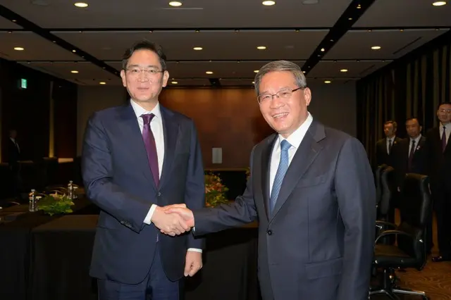 サムスン会長、19年ぶりに中国の李強首相と再会…サムスン電子の副会長も同席