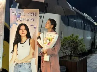 Suzy (mantan Miss A), meski hanya memegang payung... visual yang polos