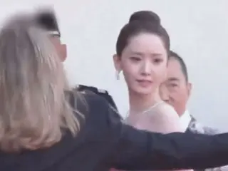 Yoona (SNSD) menggugat ganti rugi 100.000 euro di Festival Film Cannes karena 'tuduhan rasisme' yang disebabkan oleh penjaga keamanan