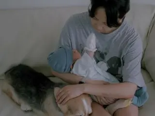 Kim Moo Yul, pasangan Yoon SeungA, sudah satu tahun sejak kelahiran anak pertama mereka...Kim Hye Soo juga mengucapkan selamat kepada mereka dengan "Selamat"