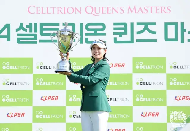 優勝トロフィーを持っているパク・ミンジ（写真：KLPGA）